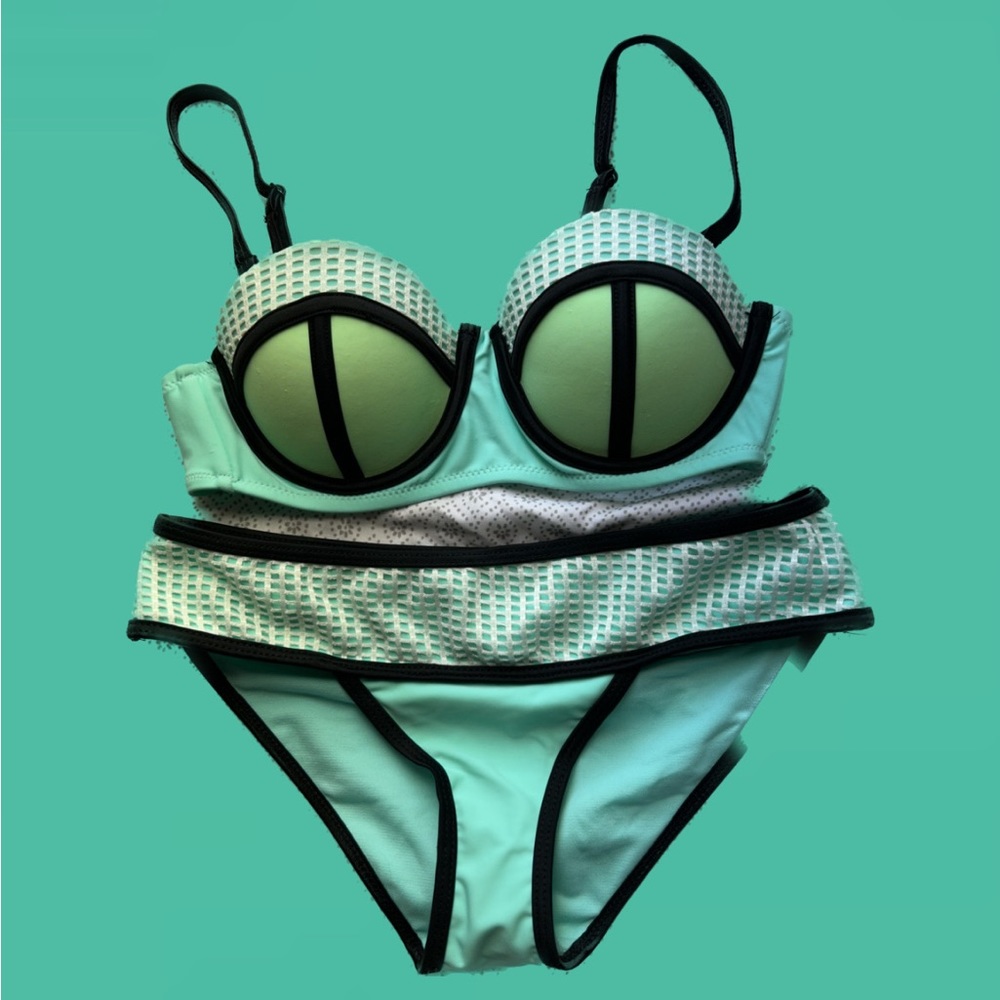 Geometric Hot Kiss Bathing Suit Set with adjustable straps and push-up bra